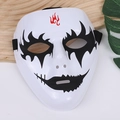 Détail du masque hip-hop en PVC blanc avec motifs noirs et symbole rouge au front - Style G