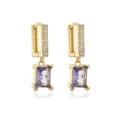 Vue détaillée des boucles d'oreilles dorées 18K avec zircons et pierres mauves - Rectangle/Pierre Violette