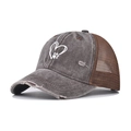 Détails d'une casquette trucker délavée avec broderie cœur et empreinte de patte - café