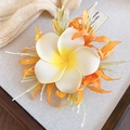 Détail macro d'une élégante pince à cheveux en tissu plumeria avec accents orange. - Pince à Bec de Canard (53#) / Orange