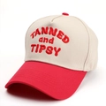 Dettaglio del ricamo TANNED and TIPSY sul cappellino da baseball bicolore - Regolabile / Beige e Rosso