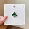 Lindo broche de árbol de Navidad esmaltado verde con adornos en tarjeta blanca - Árbol de Navidad