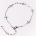 Bracelet chaîne argentée avec six trèfles bleu clair à quatre feuilles et fermoir mousqueton - Bracelet Argent à Six Fleurs / Or Blanc