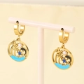 Detalle de pendientes dorados de delfín y palmera con esmalte azul y perlas blancas - Estilo Playa Tropical Delfín Cocotero (KE118797-SXSJ)