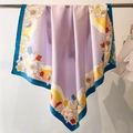 Eleganter quadratischer Seidenschal in Lavendel mit Blumenmustern und Bordüren - Hellviolettes Blumenmuster (FN139-1)