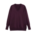 Maglione in maglia ampia scollo a V viola scuro con polsini a coste su sfondo bianco - S / Viola scuro