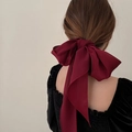 Elegante lazo para el cabello rojo oscuro de estilo retro francés en una modelo - Burdeos