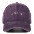 Détail de la broderie Babygirl sur une casquette en coton lavé violet au fini vieilli - Taille unique / Violet