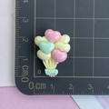 Détail du charm ballon coeur en résine colorée avec étiquette Love sur une règle - Ballons Jaunes