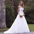 Elegante abito da sposa a trapezio in pizzo bianco con scollo a V e strascico in bosco - US 2 / Bianco