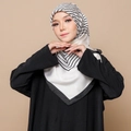 Eleganter 90cm Satin-Hijab mit schwarz-weißen geometrischen Streifen am Modell - Gestreift Weiß