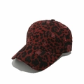 Detailansicht der Baseballkappe mit Leopardenmuster, Distressed-Details und Vintage-Finish - M (56-58cm) / Rot