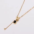 Elegante collar dorado con colgante de acrílico negro y detalles con el logo CD - Dorado