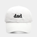 Dettaglio del ricamo 'dad' nero su un cappellino da baseball in cotone bianco con visiera curva - Regolabile / Bianco