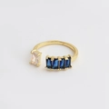 Dettaglio anello regolabile dorato con pietre di zircone rettangolari blu e bianche - Aperto Regolabile / Blu