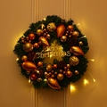 Detail eines beleuchteten Weihnachtskranzes mit goldenen Kugeln und Zapfen - Stil D (Leuchtendes Gold-Bronze)
