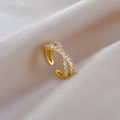 Detalle de anillo cruzado bañado en oro ajustable con circonitas sobre fondo de satén - Abierto Ajustable / Oro chapado en oro real (J0069)