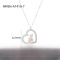 Detailansicht der silbernen Herzanhänger-Halskette mit Kristallen und Roségold-Akzenten - Mutter Hält Baby Stil (NMSN-A1410-7)
