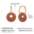 Dettaglio orecchini a cerchio con ciondolo in pietra marrone e specifiche tecniche - Stile Avventurina Rossa Marrone (YYE025424-RD)