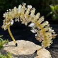 Detail van een handgemaakte kroon hoofdband met gele kristallen, parels en strass - Gele Kristallen Knop Bloem