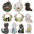 Set di 10 ciondoli a gatto in smalto colorato per gioielli fai da te su sfondo bianco - Set Misto di 10 Stili di Gatto in Smalto