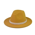 Detailweergave van de gele wollen fedora-hoed met een witte plastic kettingdecoratie - Volwassene 57-60cm / Geel met witte ketting