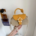 Bolso bandolera de paja con solapa de cuero amarillo y hebilla de flor dorada - Amarillo