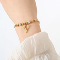 Elegante 18K vergulde titanium armband met een V-vormige hanger van zirkoon - Gouden Armband - Letter V