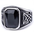 Dettaglio anello in acciaio argento con gemma nera rettangolare e incisioni stile nordico - US 7 / Fascia Argento + Pietra Quadrata Nera + Nodo Celtico (01402)
