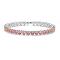 Dettaglio del bracciale con cristalli rosa a forma di cuore su base argentata - Bracciale a Cuore in Zirconia Rosa Oro Bianco