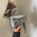 Silberne Mini-Box-Tasche mit Steppmuster, Kettengurt und Herzanhänger in Metallic - Silber