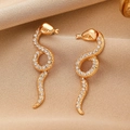 Orecchini a serpente intrecciati dorati con pavé di cristalli scintillanti - Orecchino Serpente in Oro KC (1570)