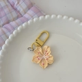 Nahaufnahme vom Pfirsich Kirschblüten Schlüsselanhänger mit 3D-Prägung und gelbem D-Ring - Gelb