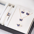 Elegante sieradenset met blauwe vlinders en parels in een zwart-witte geschenkdoos - Vlinder Parel Ketting Armband Ring en Oorbellen Set / Blauw