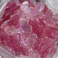 Nahaufnahme rosa transparenter Schmetterlingsperlen aus Acryl mit AB-Glanz im Beutel - Groß (40*32mm) / Rosa