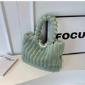 Détail d'un sac cabas en fausse fourrure vert menthe avec motifs à rayures peluche - Vert clair