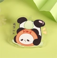 Spilla in acrilico con panda, design a pera e testo motivazionale su sfondo verde chiaro - Panda sotto pressione