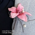 Rosa Samtblume Anstecknadel mit Perlen an grauem Revers für Hochzeiten und Feste - Pfirsichrosa