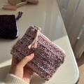 Detailaufnahme der lila Tweed-Mini-Tasche mit Reißverschluss und gewebtem Etikett - Rosa-Lila