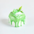 Kühlschrankmagnet als Mini-Kuchen mit grüner Kiwi, Sahne und weißer Basis - Apfelgrün