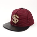 Dettaglio cappello baseball in mesh rosso e nero con logo dollaro dorato in strass - Regolabile (54-60cm) / Borgogna