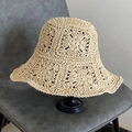 Dettaglio del cappello di paglia beige all'uncinetto con motivi floreali su un supporto - M (56-58cm) / Beige