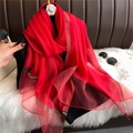 Bufanda roja de seda y lana con rayas doradas brillantes en un entorno de moda - Rojo Brillante con Rayas Doradas