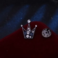 Kronen-Anstecknadel aus Metall mit Kristallen und Verschluss auf rotem Samt - Dunkelblauer Strass (Kanonenbronze Basis)