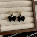 Élégantes boucles d'oreilles nœud noir floqué avec strass dorés dans leur écrin à bijoux - Noir (Tige de boucle d'oreille en argent)