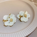 Vintage-style white flower stud earrings with golden stamens in a matte enamel finish - 5 Silver Needles - White.