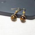 Détail de boucles d'oreilles faites main en or 14K avec pierre œil de tigre ronde marron - Paire d'Oeil de Tigre