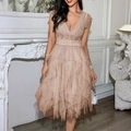 Elegantes beige Spitze V-Ausschnitt Kleid mit gestuftem Tüllrock und Flatterärmeln - S / Rosa