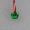 Dettaglio della campana di Natale verde con incisione Believe e cordino rosso - Stile Appeso Corda Rossa / Verde