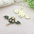 Goldene Fledermaus-Anhänger aus Legierung mit schwarzem Emaille und strukturierter Rückseite - Halloween Fledermaus / 34x20mm